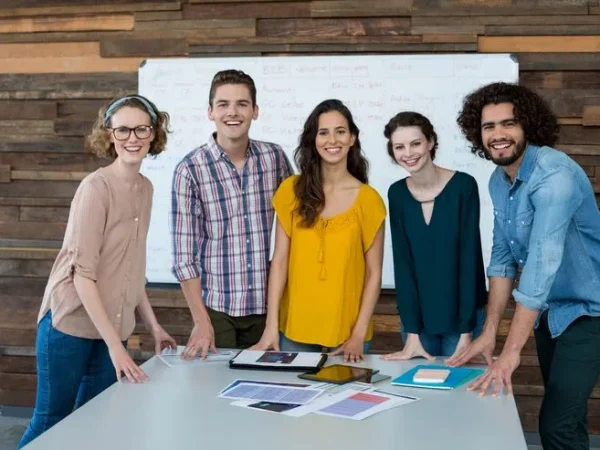 imgi_12_sonriendo-ejecutivos-negocios-pie-oficina_107420-82790