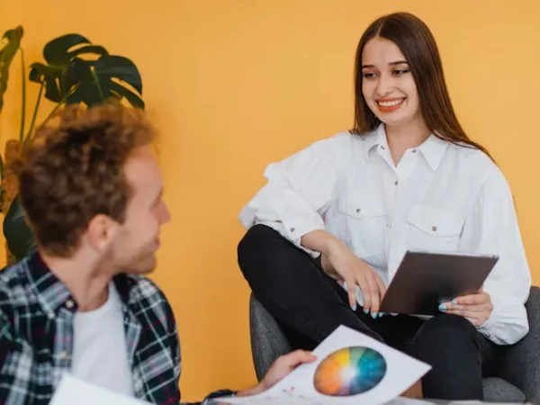 imgi_26_pareja-sonriente-haciendo-planes-redecorar-casa_23-2148814620