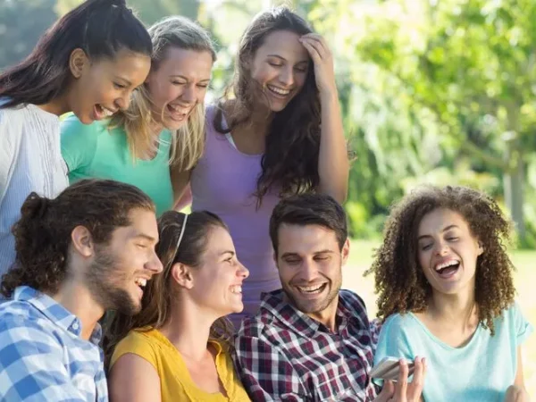 imgi_33_sonrientes-amigos-parque_13339-107058