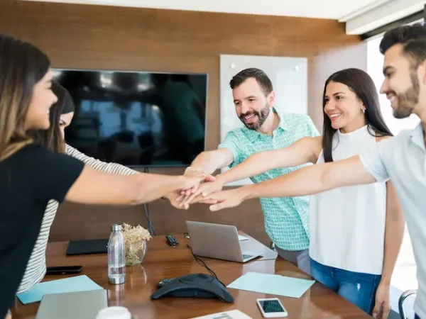imgi_41_colegas-negocios-sonrientes-manos-apiladas-sobre-mesa-reunion-oficina_662251-1706